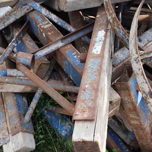 Lote de Anclajes de Hierro y Madera para Construcción - imagen 3