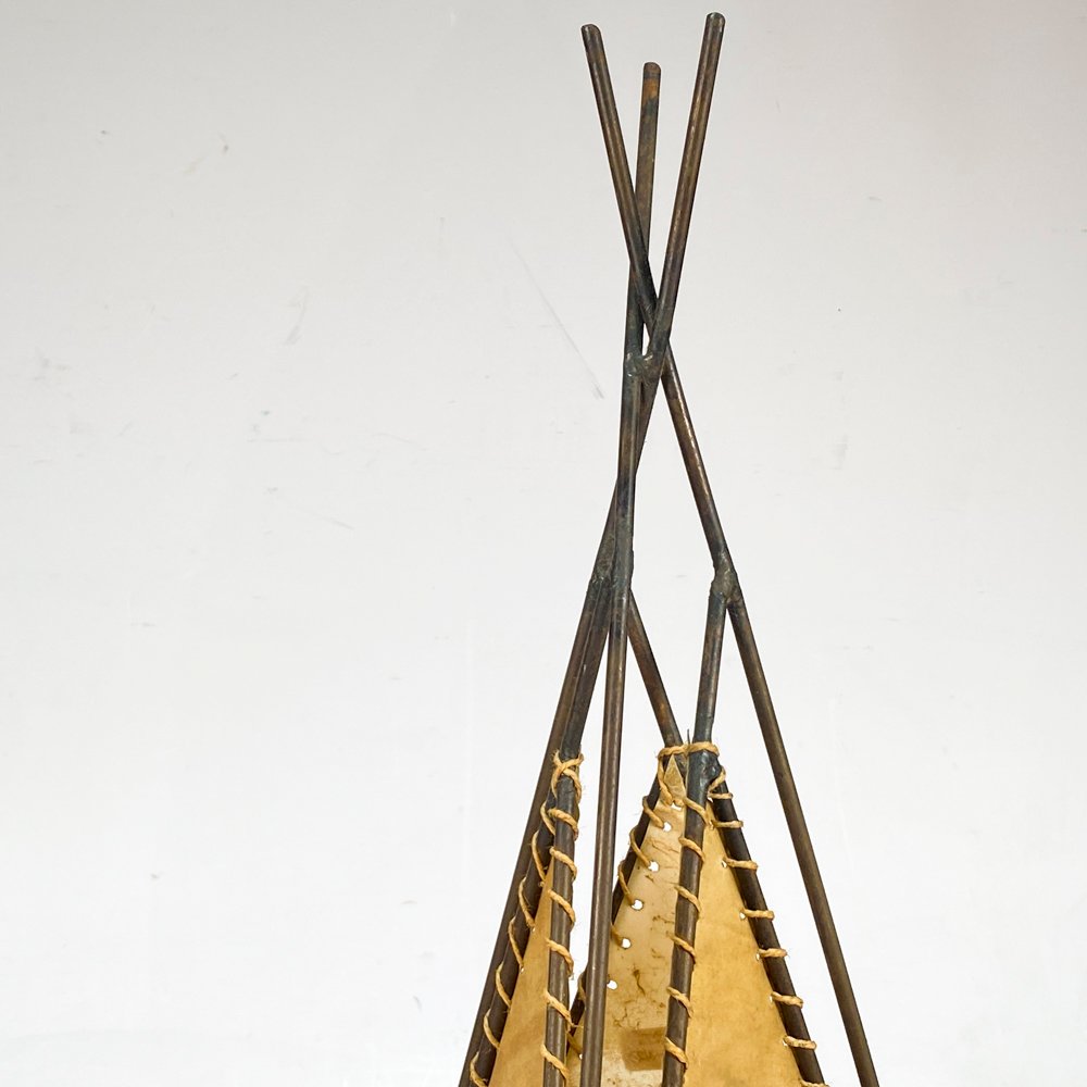 Lámpara de sobremesa triangular con una luz - imagen 3