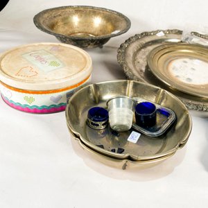 Lote de Metales y Adornos: Bandeja, Plato, Lata de Galletas y Figura Religiosa - imagen 3