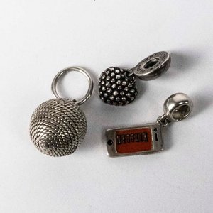 Tres Dijes de Plata con Diseños Variados - imagen 2