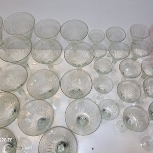 Juego de Cristalería Fina Tallada: Jarra y Copas Transparentes y Rosadas - imagen 7