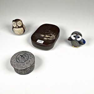 Cuatro Piezas de Cerámica Decorativas: Caja Alhajero y Figuras de Lechuzas - imagen 1
