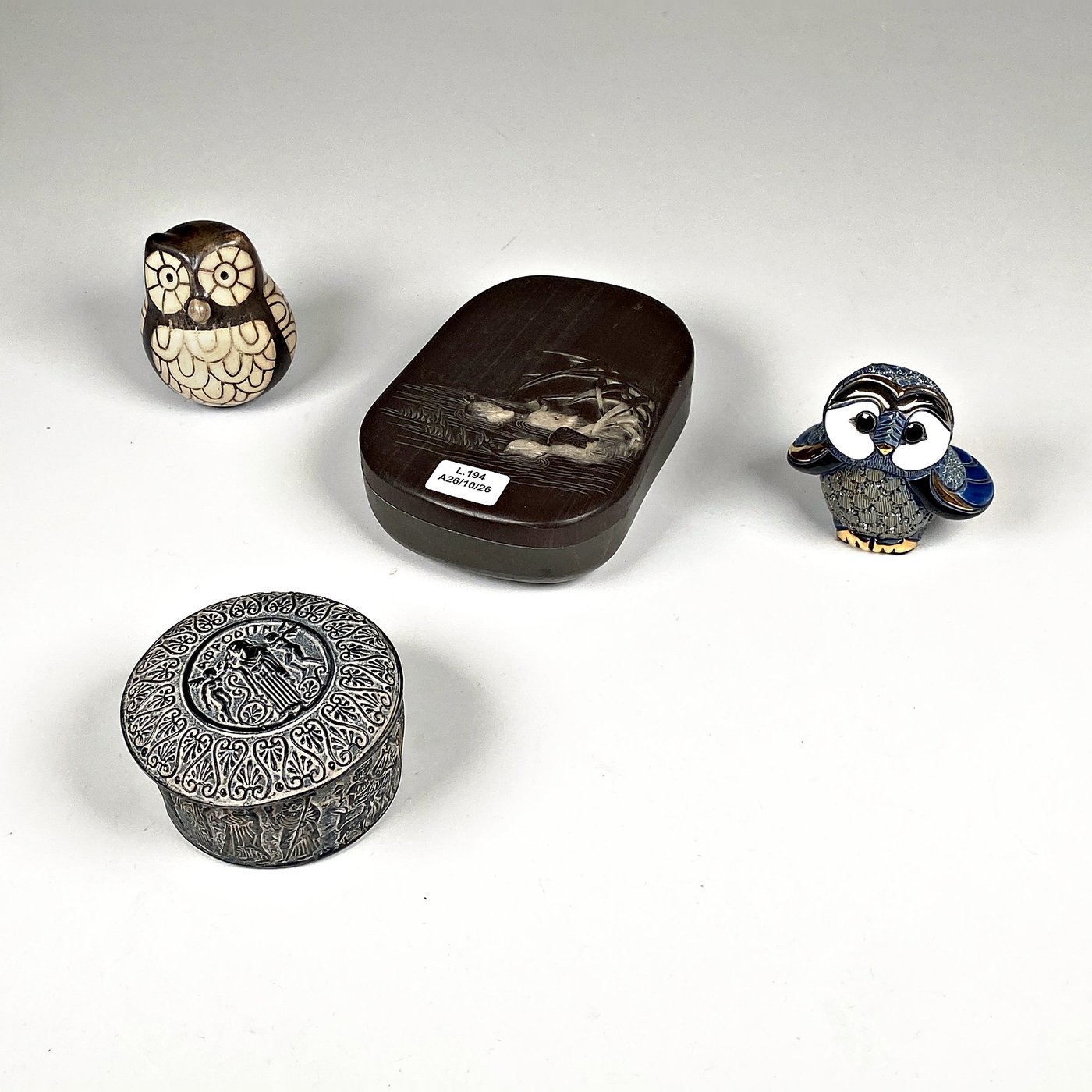 Cuatro Piezas de Cerámica Decorativas: Caja Alhajero y Figuras de Lechuzas