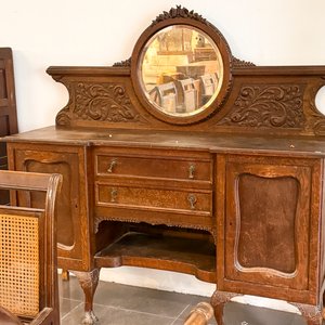 Lote siguiente: Mueble Aparador Antiguo con Espejo y Talla Decorativa