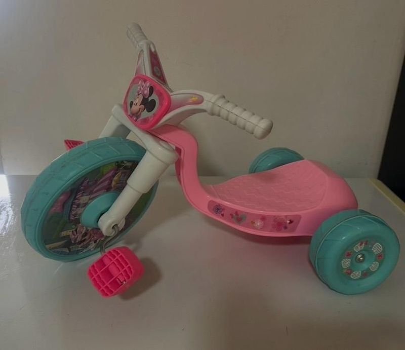 Triciclo infantil con diseño de Minnie Mouse - imagen 5