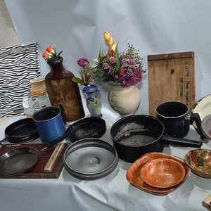 Cajón de Madera con Utensilios de Cocina y Decoración - imagen 1