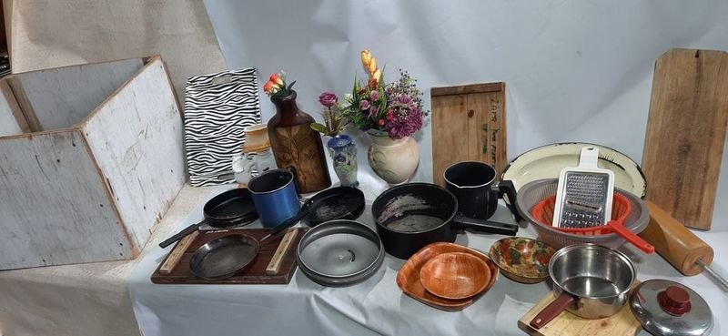 Cajón de Madera con Utensilios de Cocina y Decoración