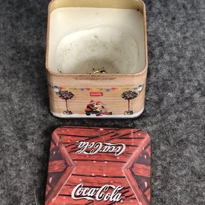 Lata Coca-Cola Decorativa con Vela Aromática Navideña - imagen 1