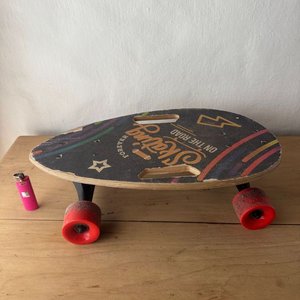 Patineta "Skating on the Road" con Diseño de Rayos y Estrellas - imagen 4