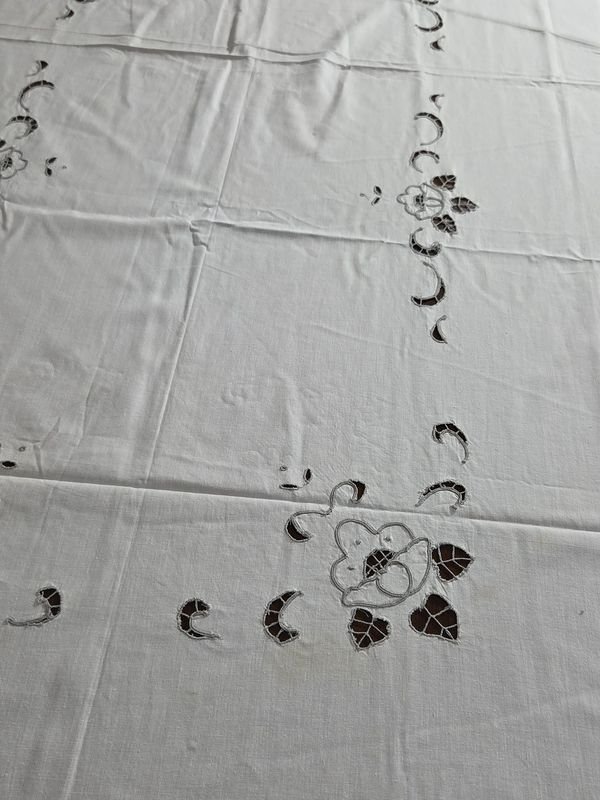 Mantel calado y bordado con servilletas - imagen 4