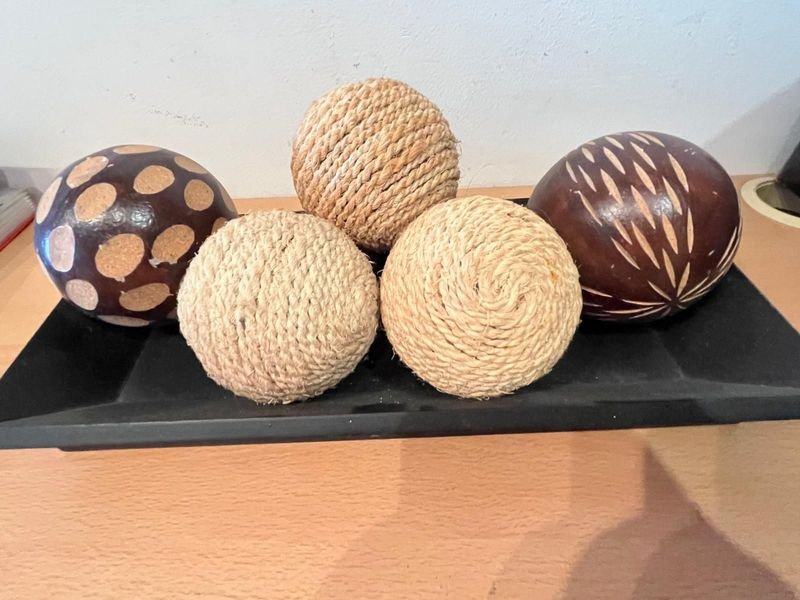 Despojador centro de mesa con esferas de fibras y madera - imagen 3
