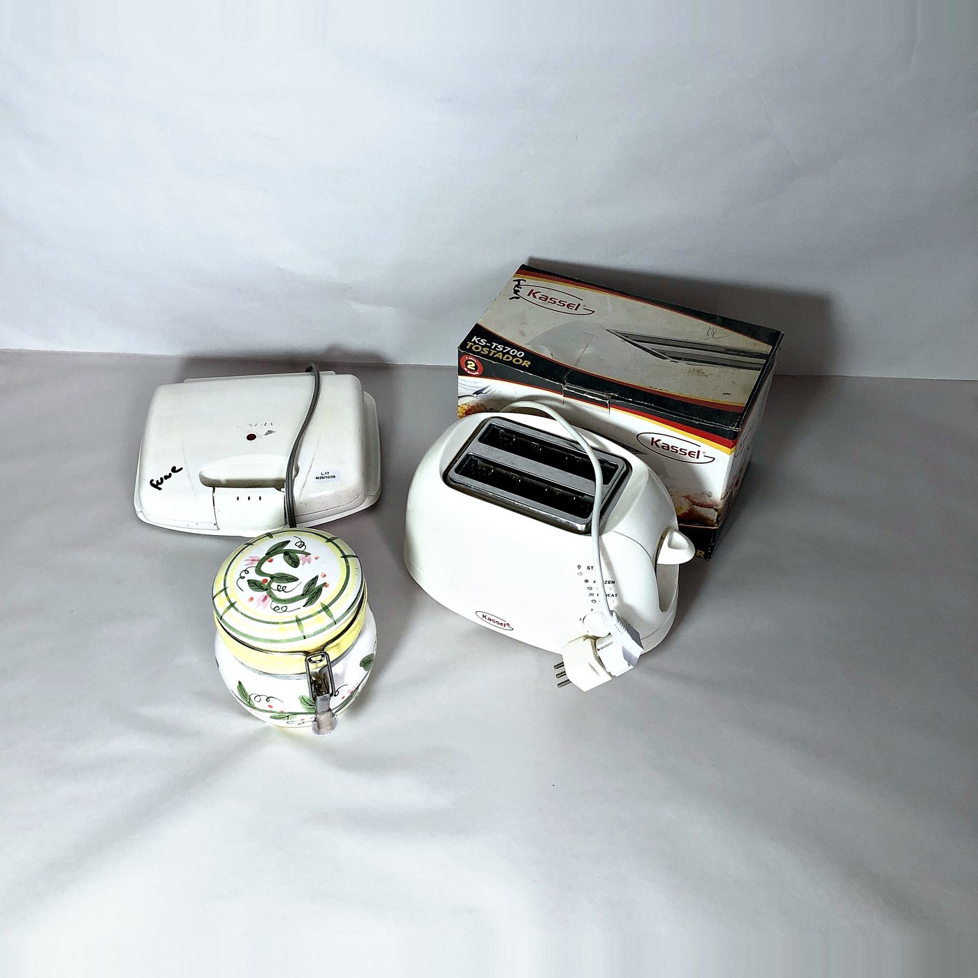 Lote de Electrodomésticos: Tostadora Kassel, Sandwichera y Frasco Decorativo