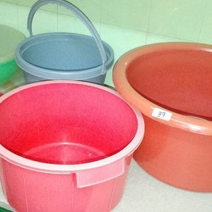 Lote de Plásticos: Tupper Grande, 2 Latones, 2 Palanganas y Balde - imagen 3