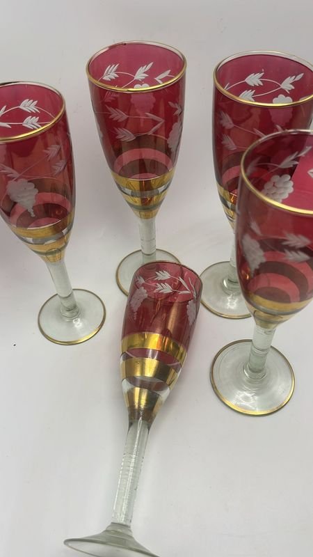 Copas de vino rojas con diseño floral - imagen 2