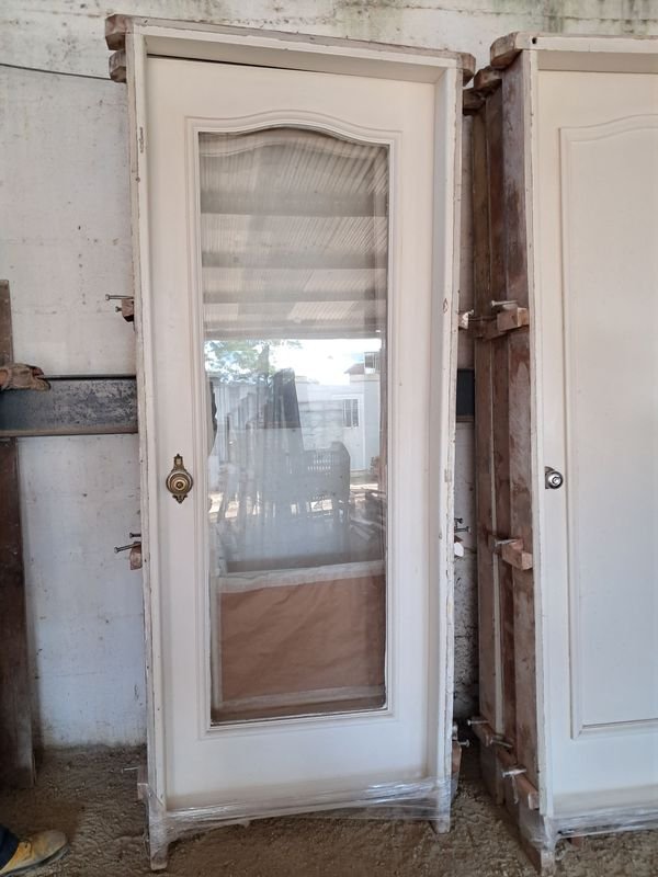 Puerta antigua con ventana y cerradura