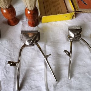 Lote de Cortapelos Manuales Antiguos "Horstator" y Brochas - imagen 5