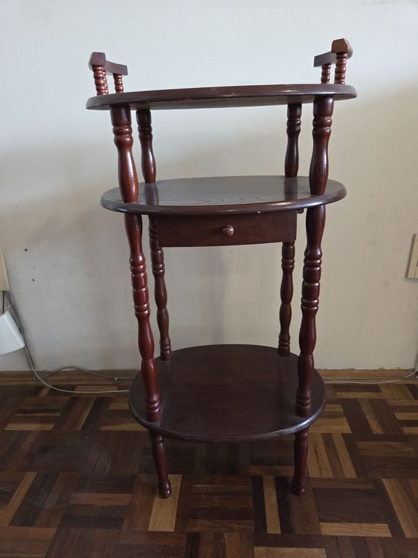 Lote siguiente: Mesa oval en 3 nivel con cajón y barandilla