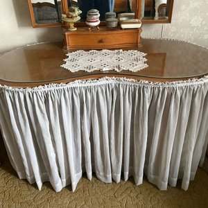 Mesa Coqueta Ovalada con Vidrio y Estantes - imagen 3