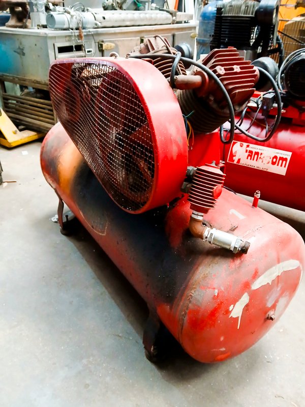 Compresor Somar Cabezal en V - Motor Trifásico Weg 5.5 CV - imagen 4
