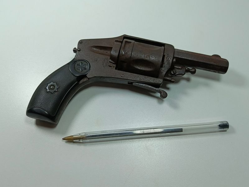 Pistola antigua belga Vellodog con cachas en baquelita - imagen 5