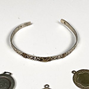 Pulsera y tres colgantes de metal y plata - imagen 3
