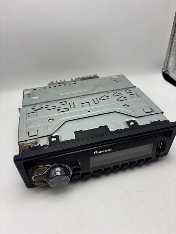 Radio de Auto Pioneer con USB y Auxiliar