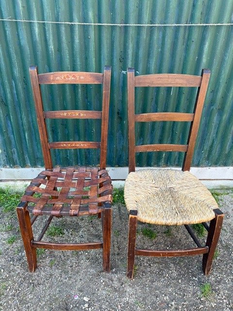 Par de Sillas Bajas de Madera: Una con Asiento de Cuero y Otra de Totora