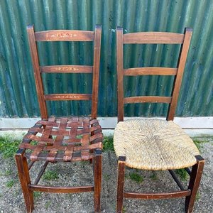 Lote siguiente: Par de Sillas Bajas de Madera: Una con Asiento de Cuero y Otra de Totora