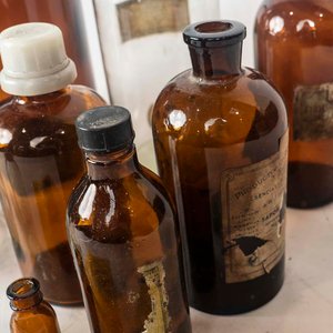 Lote de 9 Frascos de Farmacia de Vidrio y 3 Pastilleros de Plástico - imagen 2
