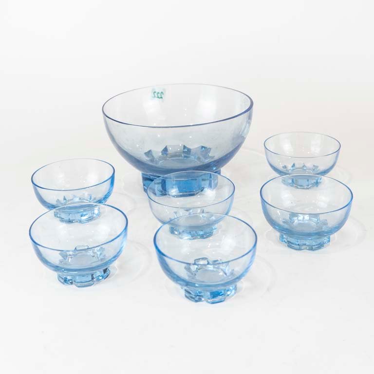 Lote anterior: Set de siete tazas y cinco platos de vidrio azul