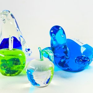 Cuatro Figuras Decorativas de Cristal: Tortuga y Manzanas - imagen 3
