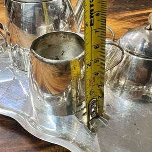 Juego de Café Antiguo de Metal Plateado con Bandeja y Grabados - imagen 13