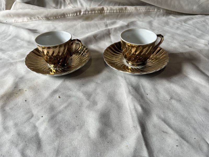 Lote siguiente: Tazas japonesas con platos de oro en excelente condición