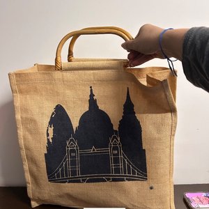 Lote anterior: Bolso de Yute con Diseño de Puente y Edificios Estilo Londres