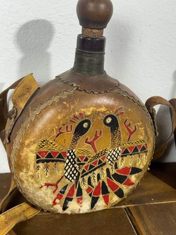 Lámpara y perchero revestidos en cuero con detalles decorativos - imagen 2