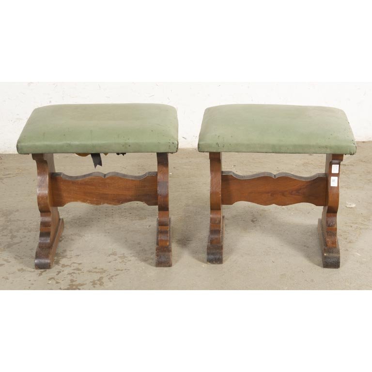 Par de Banquetas Provenzales Tapizadas en Verde