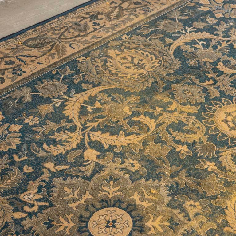 Alfombra acrílica manchada y desgastada - imagen 3