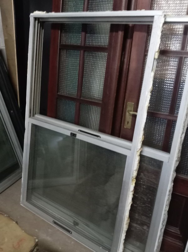 Dos Ventanas Corredizas de Aluminio y Vidrio con Marco de Hierro