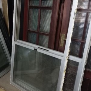 Lote anterior: Dos Ventanas Corredizas de Aluminio y Vidrio con Marco de Hierro