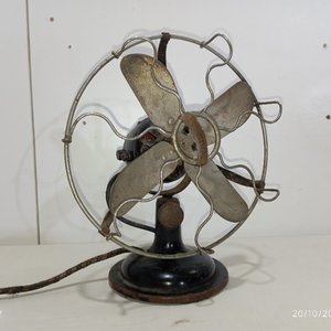 Lote siguiente: Ventilador de Mesa Antiguo Marelli Diana de Metal con Base Negra - No Funciona