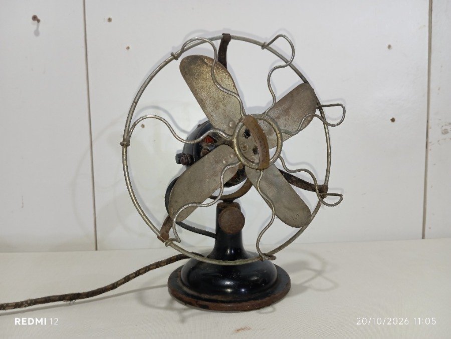 Ventilador de Mesa Antiguo Marelli Diana de Metal con Base Negra - No Funciona