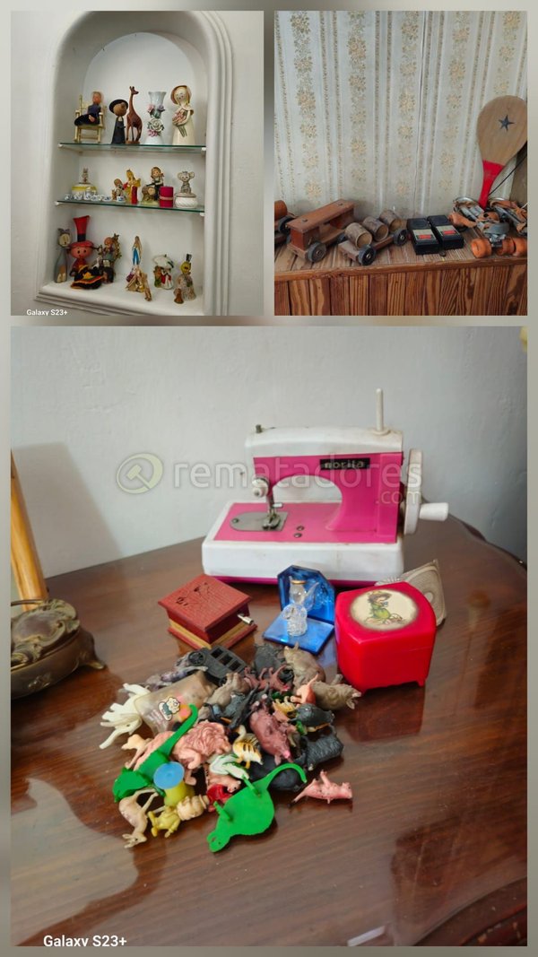 Lote de Adornos, Juguetes y Máquina de Coser Antigua