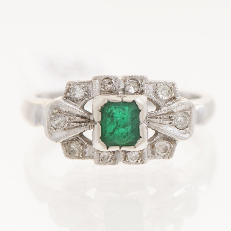 Lote anterior: Anillo de oro con esmeralda y brillantes