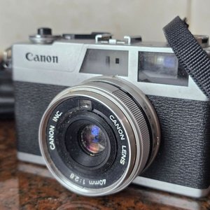 Lote de 3 Cámaras Fotográficas Vintage Canon Japonesas con Accesorios - imagen 2