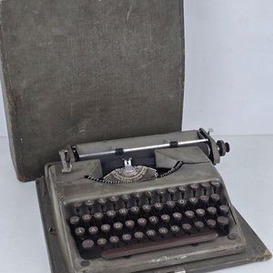 Antigua Máquina de Escribir Alemana con Estuche - imagen 2