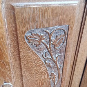 Aparador de Roble Macizo con Puertas Talladas y Cajones - imagen 4
