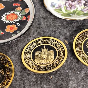 Set de 7 platillos decorativos de bronce y porcelana - imagen 7