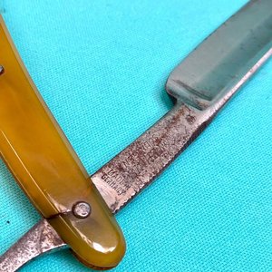 Solingen. Modelo " Tennis " Made in Germany. Usable. En su mango tiene la inscripción posiblemente incrustado en plata la palabra tenis con 2 raquetas dibujadas. Conserva su estuche original en madera con tapa más el asentador en cuero. - imagen 6