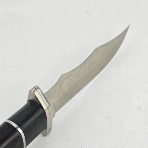 Cuchillo de caza con vaina y detalles en madera - imagen 6
