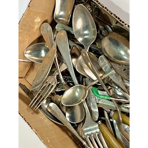 Lote de 50 Cubiertos Metálicos Variados: Cucharitas, Tenedores y Pinzas - imagen 3
